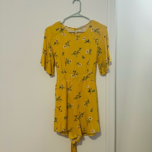 Clad and Cloth Yellow Pastel Floral Daisy Romper Summer Cottagecore Vacation - Picture 2 of 10